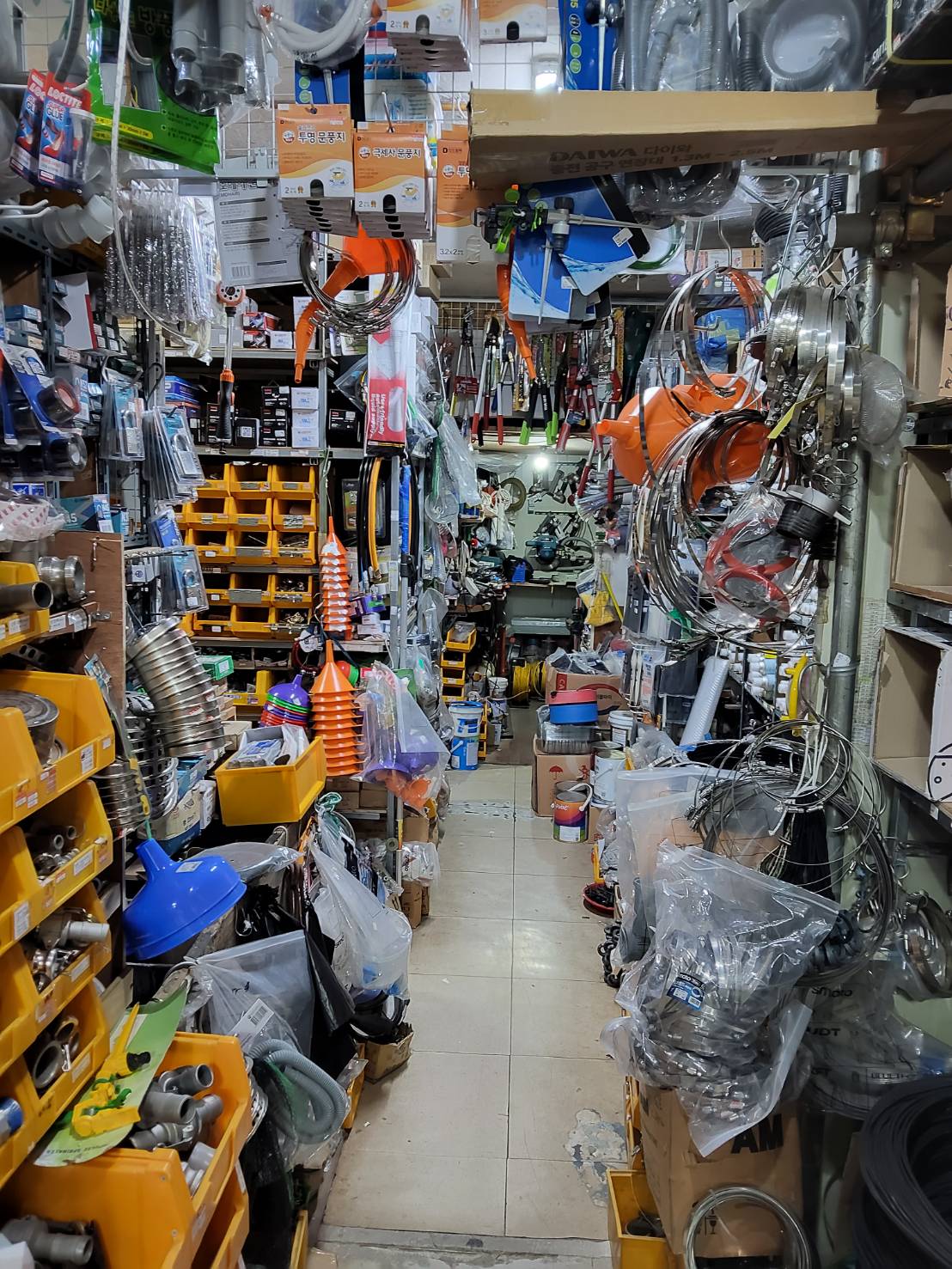 【筆者撮影写真：変換プラグを購入した店内・売り場】