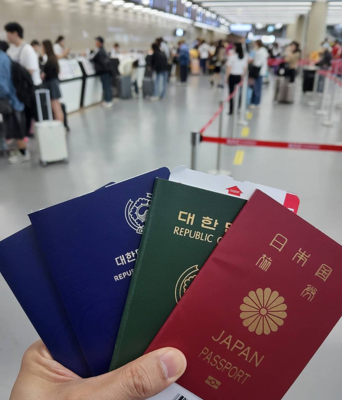 家族4人イースター航空利用時空港内でパスポートを持つ様子