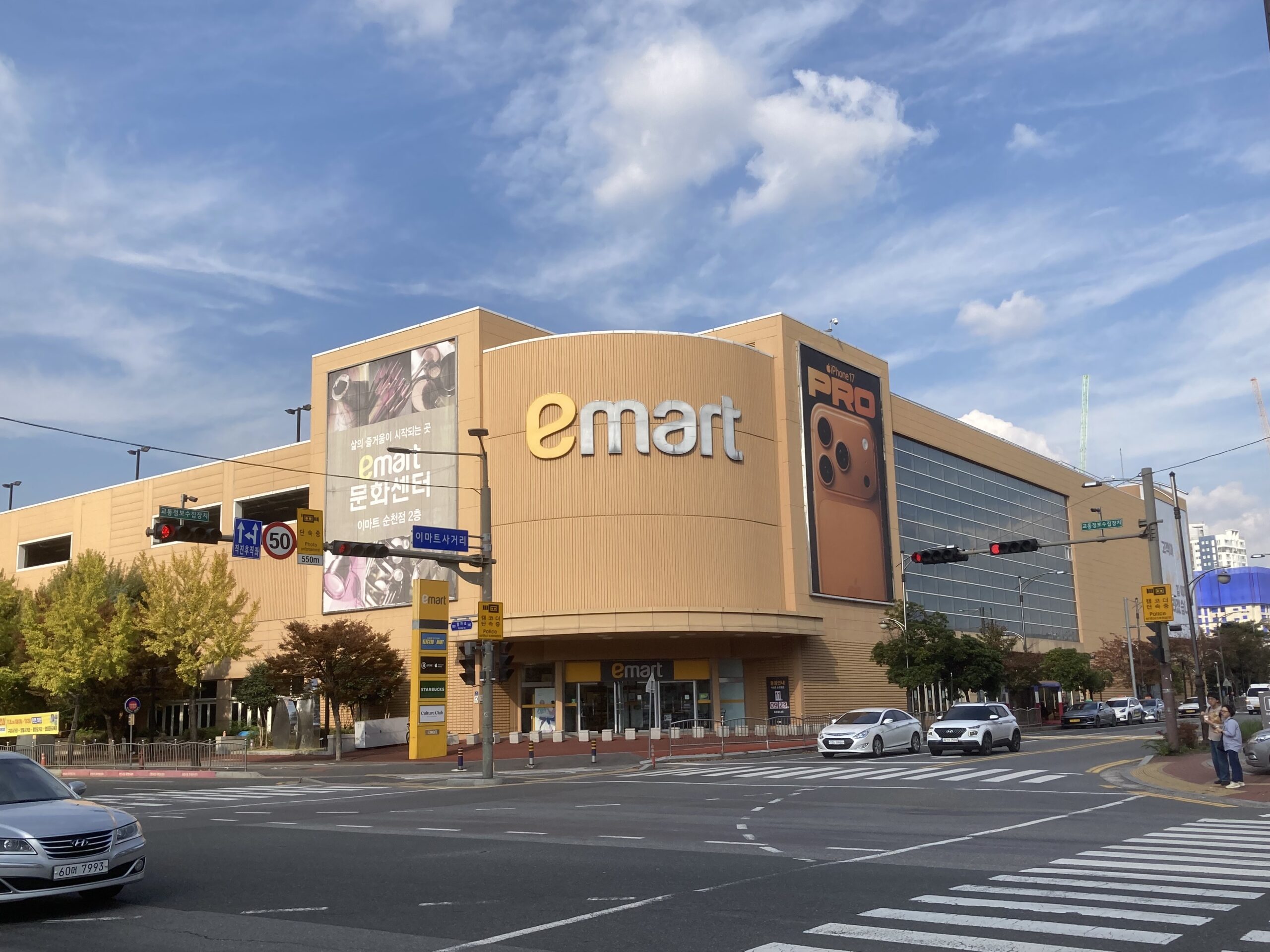 【筆者撮影写真：実際に変換プラグを探したE-mart】