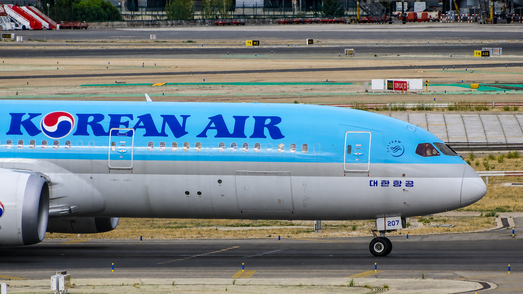 空港を走行する大韓航空機の機首とKOREAN AIRロゴ