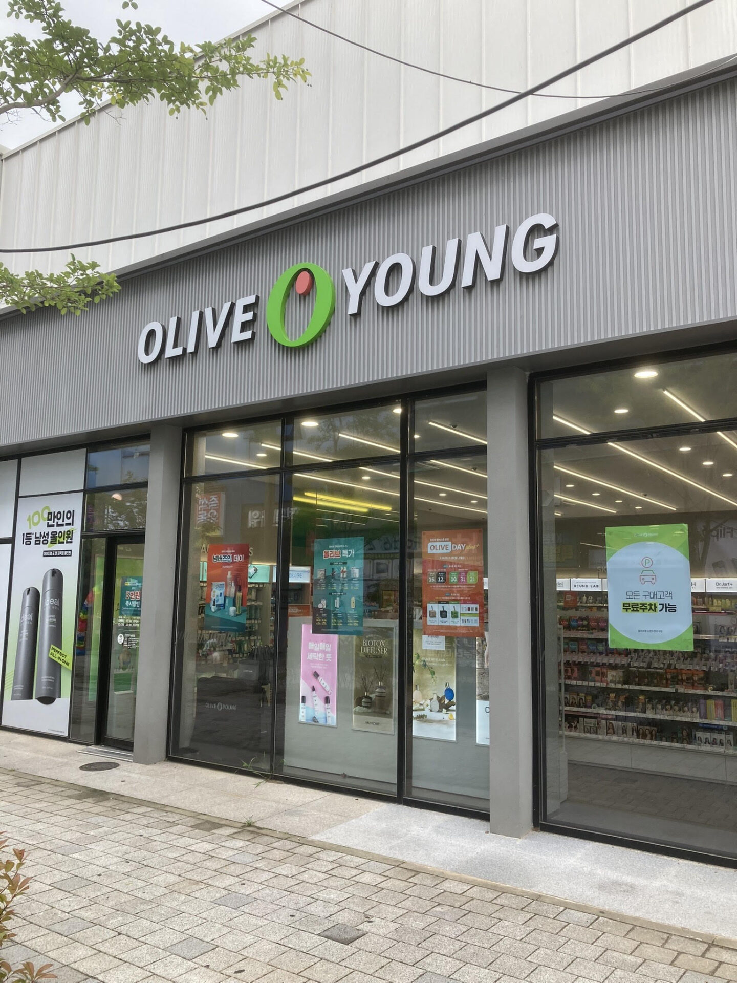 韓国のオリーブヤング店舗外観とOLIVE YOUNGの看板