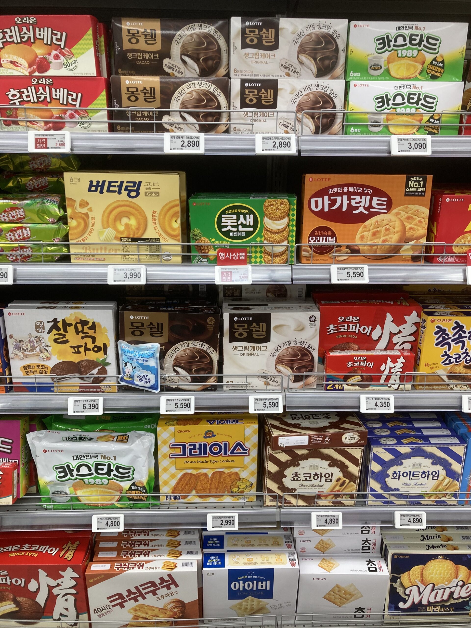 韓国の店頭に並ぶ箱入りのクッキーやビスケット