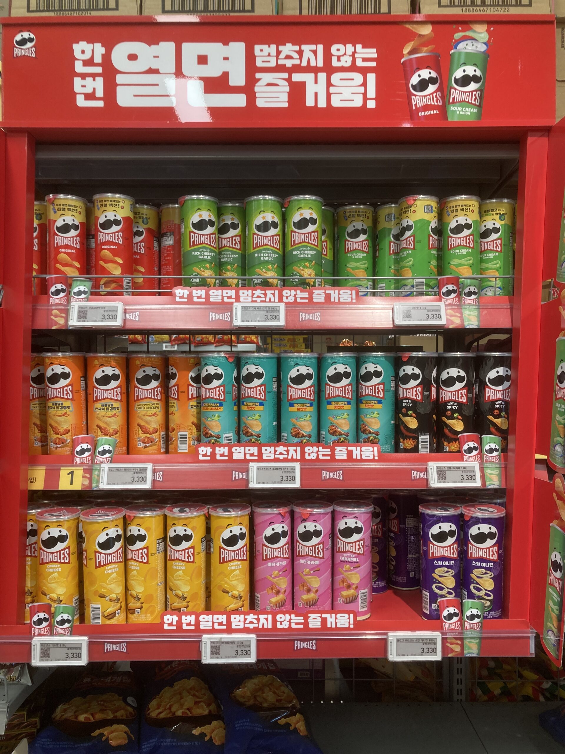 韓国の店舗に並ぶ筒入りプリングルス