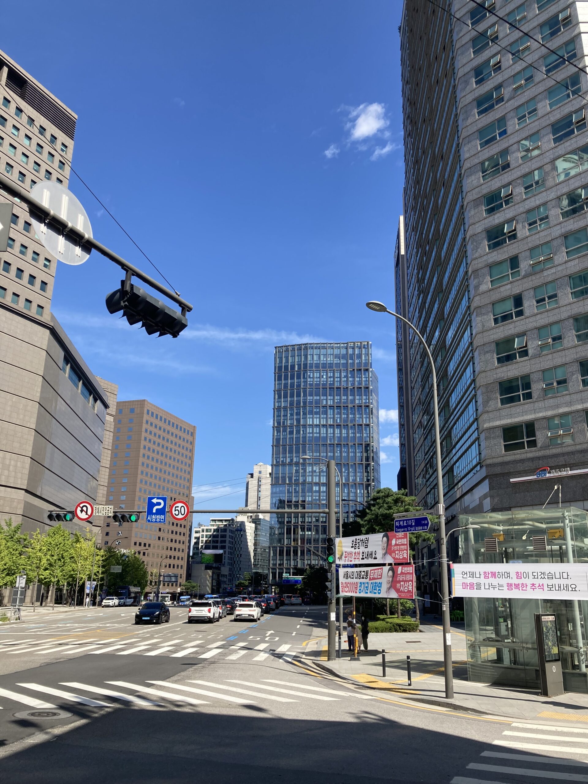 ソウルの会賢周辺にある大通りと横断歩道の街並み